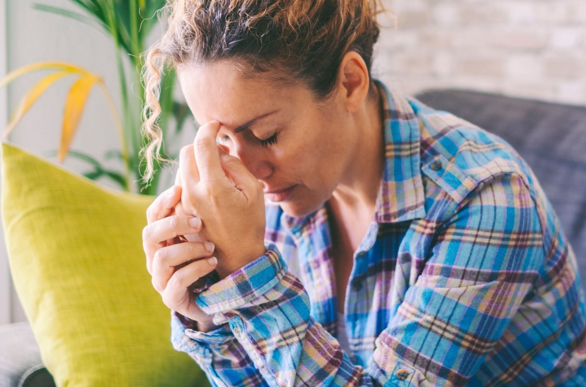 woman struggles with high-fucntioning anxiety